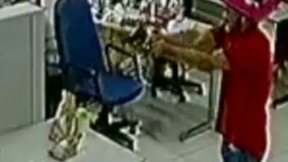 VEJA VÍDEO! Homem mata empresário a tiros na frente de crianças; Polícia procura assassino