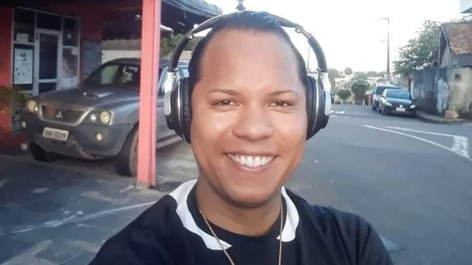 Imagens de segurança registram o momento em que ciclista é atropelado por ônibus; Veja vídeo