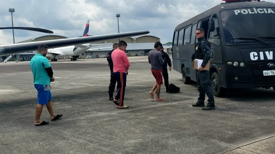Dez detentos acusados de homicídio e estupro são transferidos de Eirunepé para Manaus