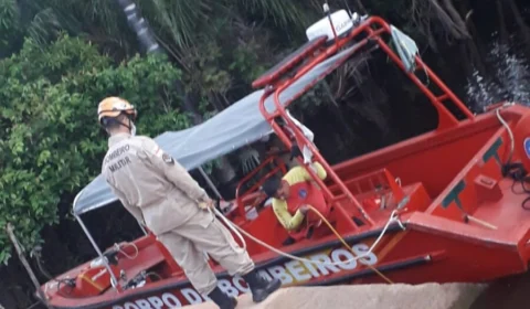 Jovem morre afogado ao cair dentro de bueiro próximo a Ponte Rio Negro; Veja vídeo