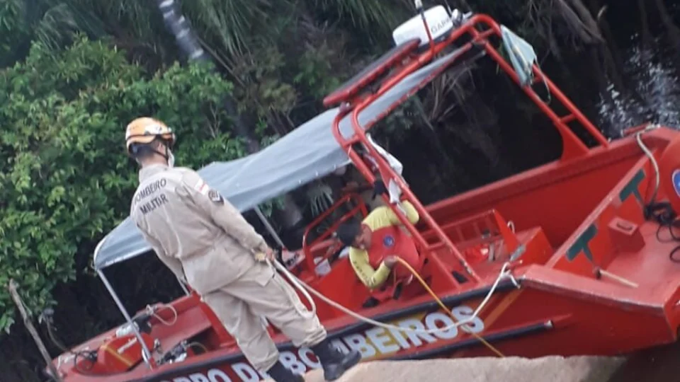 Jovem morre afogado ao cair dentro de bueiro próximo a Ponte Rio Negro; Veja vídeo