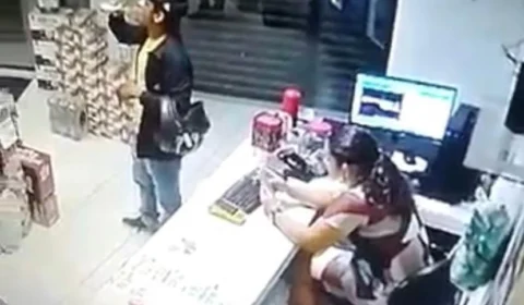 Imagens Fortes; Mulher é morta a tiros por homem misterioso dentro de estabelecimento; Veja vídeo