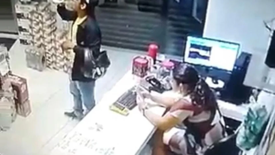 Imagens Fortes; Mulher é morta a tiros por homem misterioso dentro de estabelecimento; Veja vídeo