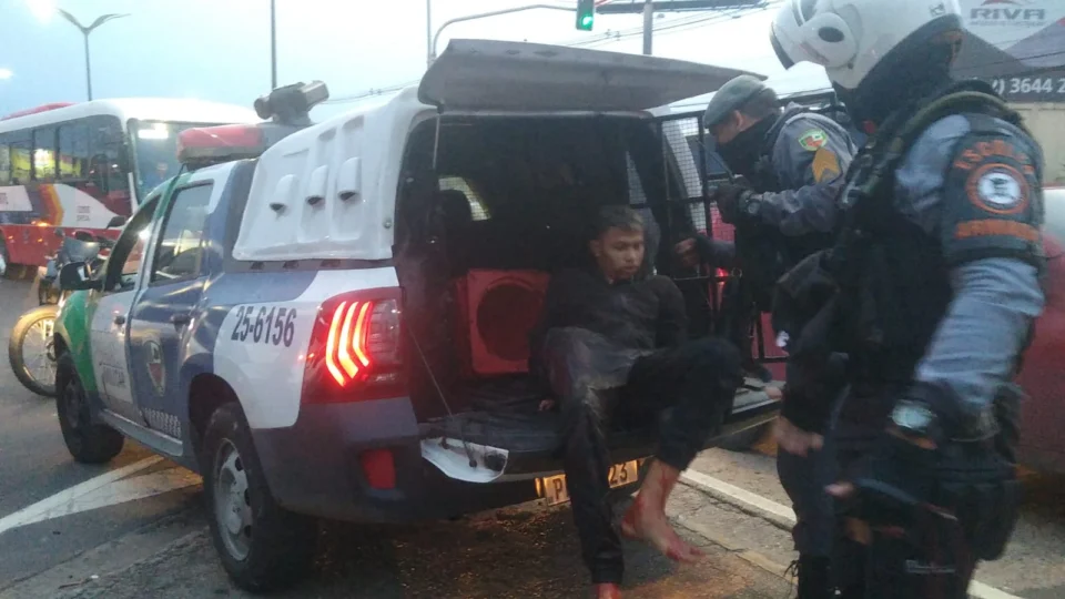 VÍDEO; Assalto frustrado ocasiona acidente de trânsito na zona leste