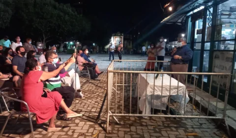 Professor Auxiliomar Ugarte lança livro no Largo São Sebastião – VEJA VÍDEOS