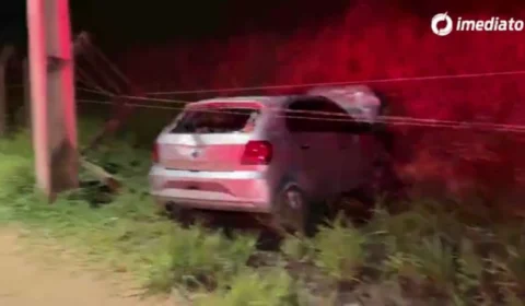 Motorista de App perde controle de carro e capota na Avenida das Flores