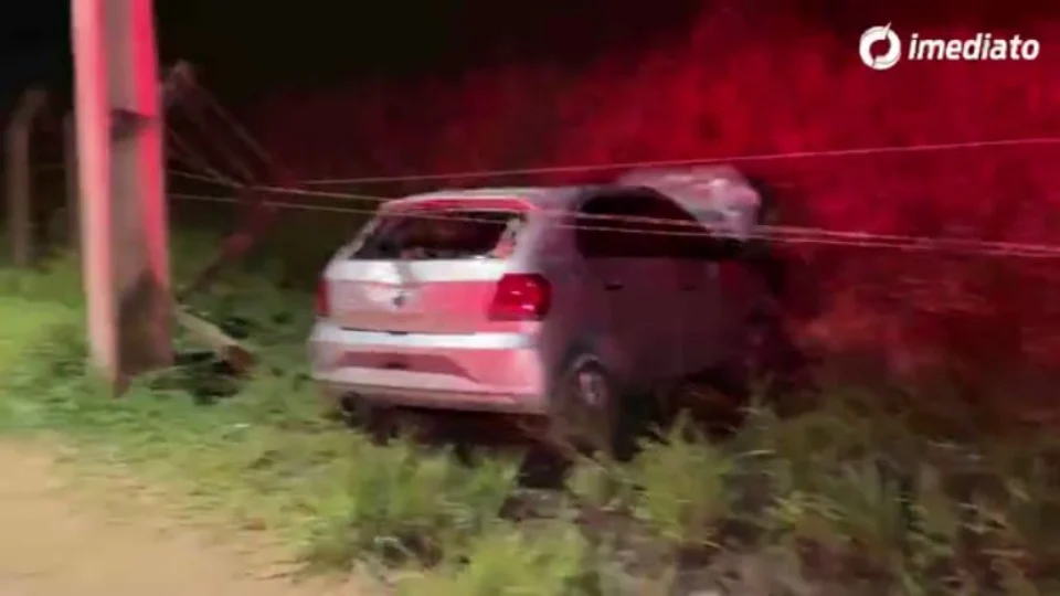 Motorista de App perde controle de carro e capota na Avenida das Flores