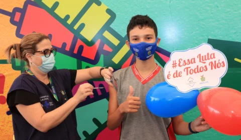 Carona Solidária: Governo do Amazonas leva estudantes da rede estadual para vacinação contra Covid-19