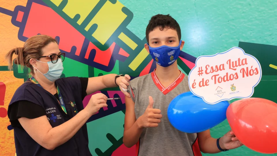 Carona Solidária: Governo do Amazonas leva estudantes da rede estadual para vacinação contra Covid-19