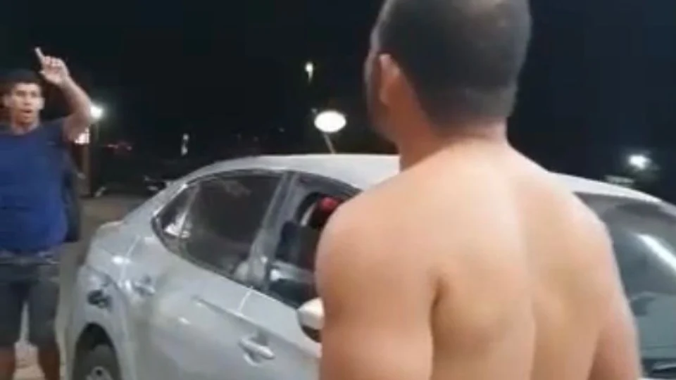 Veja Vídeos; Homem é brutalmente assassinado a facadas pelo “amigo” após discussão por salgado