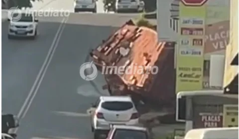 Veja vídeo do momento em que caminhão carregado de tijolos perde o controle e destrói veículos no Novo Aleixo