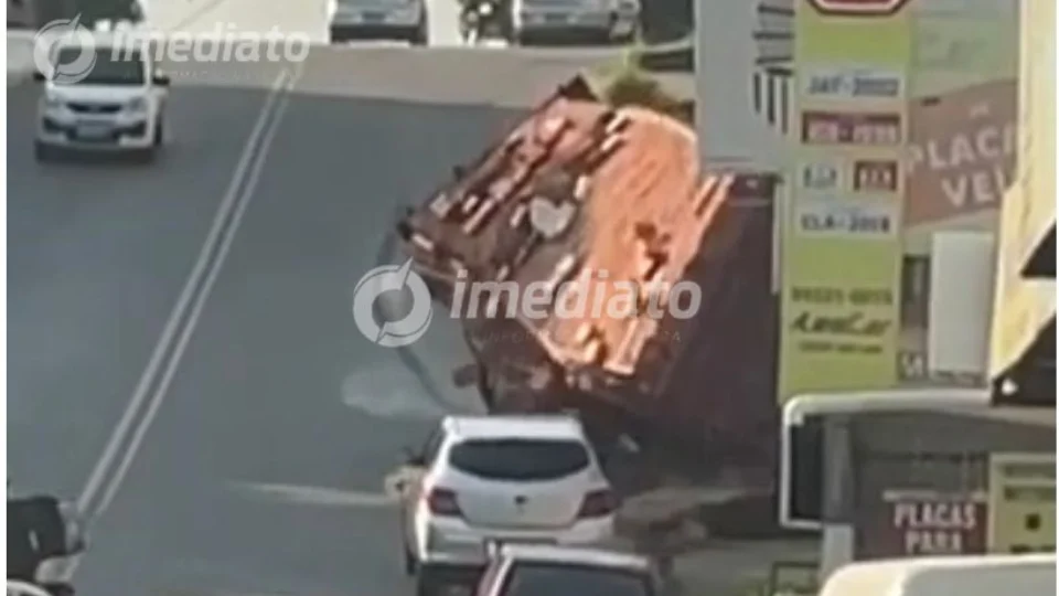 Veja vídeo do momento em que caminhão carregado de tijolos perde o controle e destrói veículos no Novo Aleixo