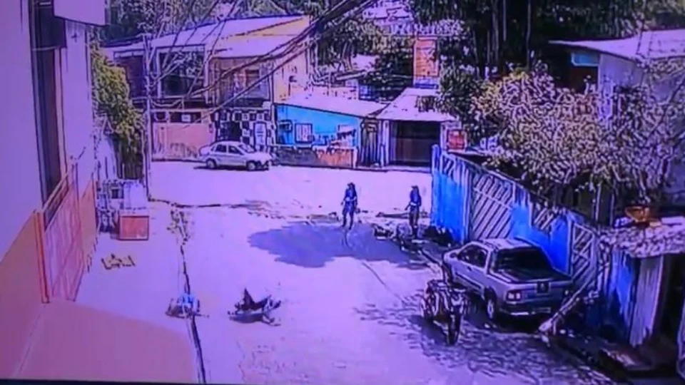 Veja vídeo: Funcionário da Águas de Manaus é baleado com tiro na cabeça enquanto trabalhava