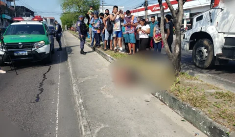 Quadril de homem é jogado em meio fio na Zona Leste de Manaus; Veja vídeo