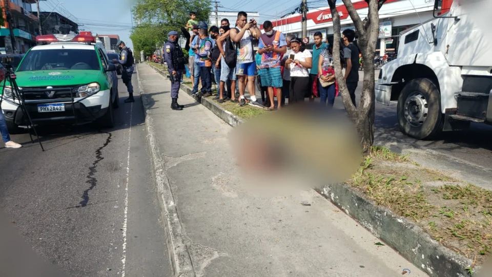 Quadril de homem é jogado em meio fio na Zona Leste de Manaus; Veja vídeo