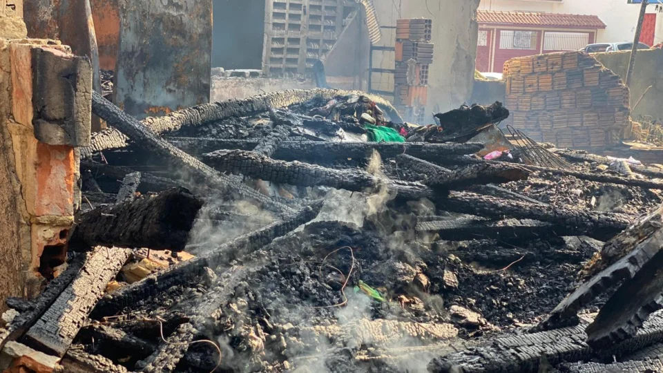 Incêndio que pode ser criminoso deixa 6 famílias desabrigadas no centro do de Manaus; VEJA VÍDEO