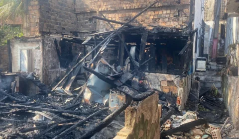 Veja vídeos; Incêndio que pode ter sido criminoso deixa 6 famílias desabrigadas em Manaus