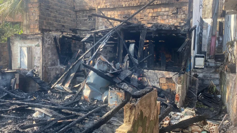 Veja vídeos; Incêndio que pode ter sido criminoso deixa 6 famílias desabrigadas em Manaus