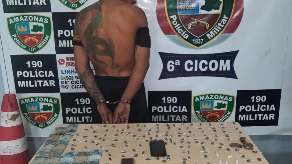 Homem pede ajuda da população para não ser preso com 142 trouxinhas de drogas no Riacho Doce