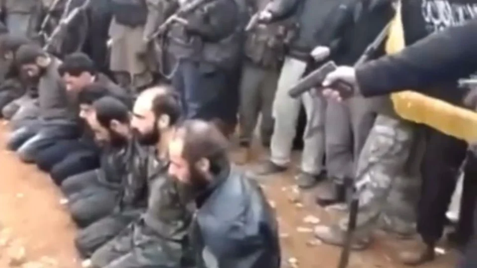 Homens são executados no Afeganistão – Imagens são de crueldade; Veja Vídeo