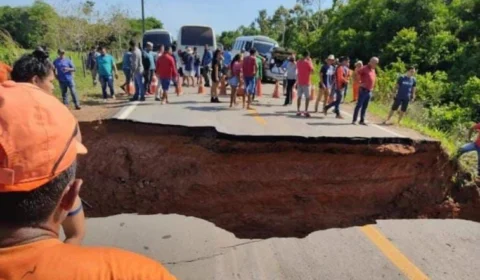 Desabamento na BR-319 chama  a atenção de populares e causa perigo; Veja vídeos