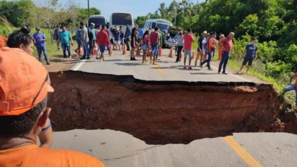 Desabamento na BR-319 chama  a atenção de populares e causa perigo; Veja vídeos