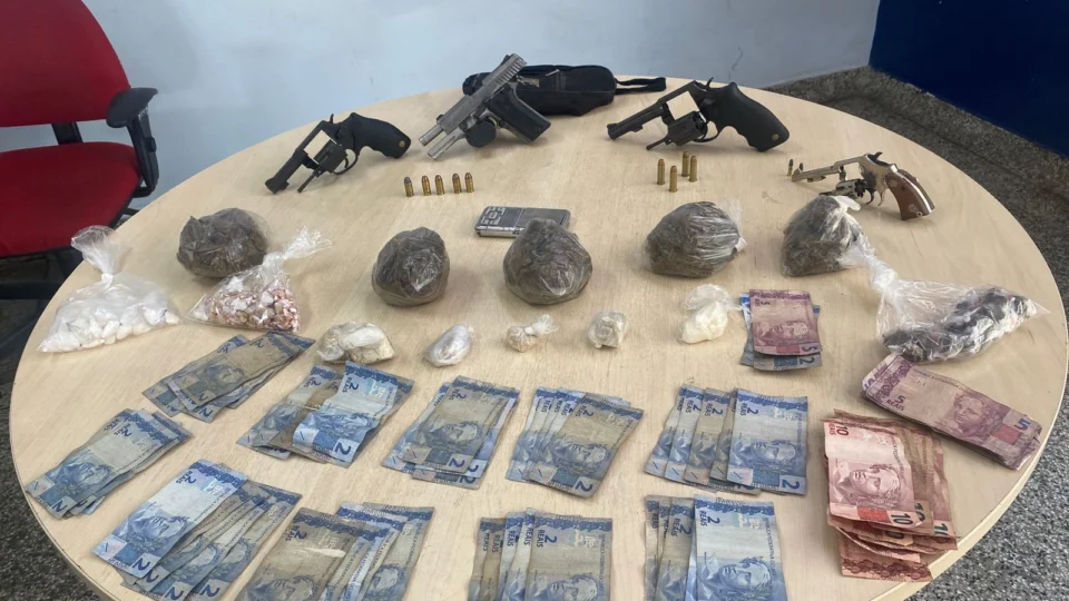 Após denúncias anônimas polícia apreende armas, drogas e prende suspeito na Compensa, em Manaus
