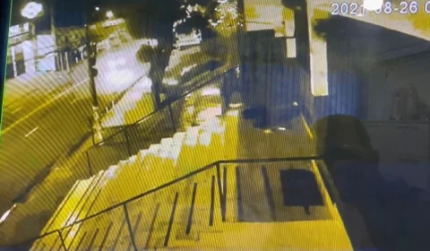 EXCLUSIVO; Veja vídeo do exato momento do acidente que matou homem e deixou o outro ferido em Manaus