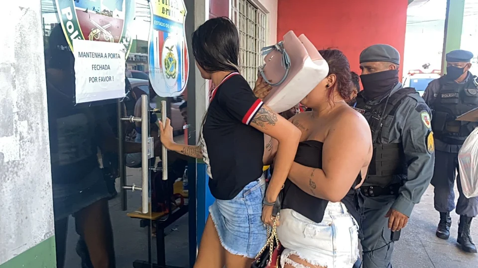 Veja vídeo; Duas mulheres são presas suspeitas de furtar mercadoria na Galeria do Manôa