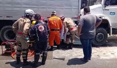 Grave acidente com vítimas na Av. Rodrigo Otávio; Carro ficou totalmente destruído