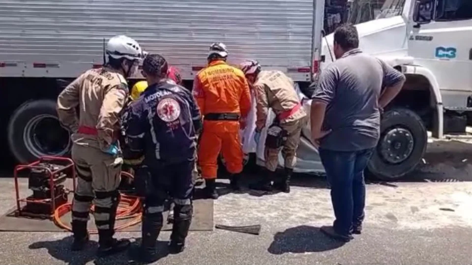 Grave acidente com vítimas na Av. Rodrigo Otávio; Carro ficou totalmente destruído