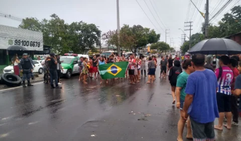 Chuva causa transtornos e moradores protestam na zona Leste