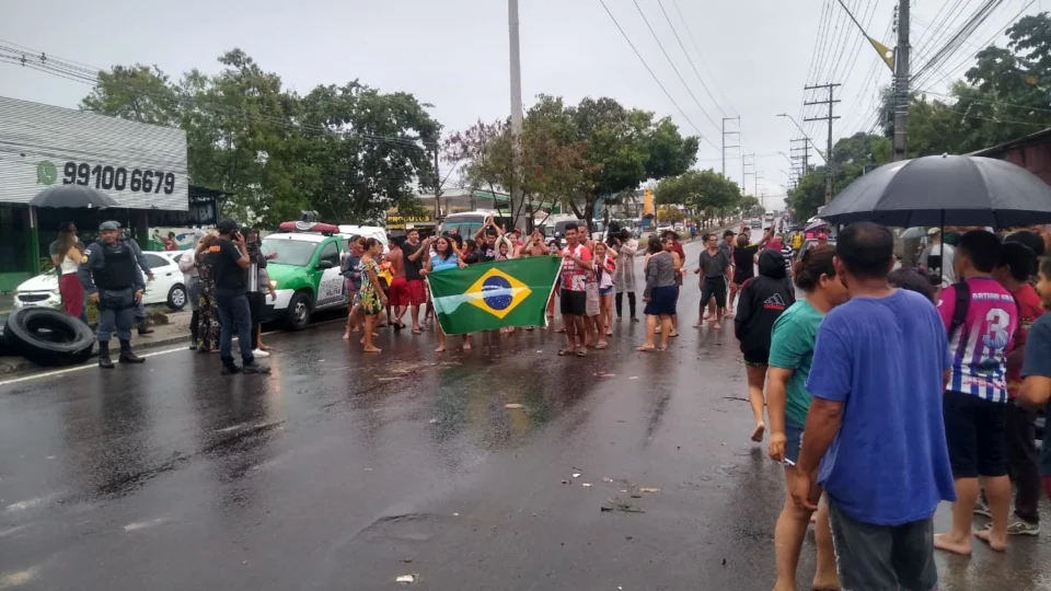 Chuva causa transtornos e moradores protestam na zona Leste
