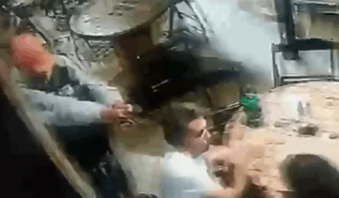 Veja vídeo; Homem tenta matar professor mas arma falha três vezes