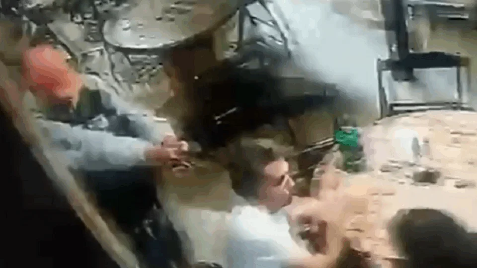 Veja vídeo; Jovem tenta matar professor mas arma falha três vezes