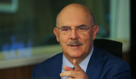 Ministro da Educação assina portaria com orientações para aulas presencias