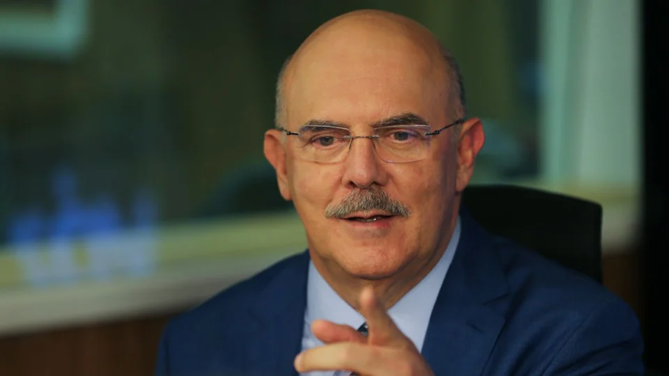 Ministro da Educação assina portaria com orientações para aulas presencias