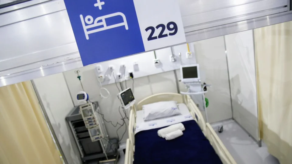 Covid-19: média móvel de mortes fica abaixo de mil pelo terceiro dia, dados são  da Fiocruz