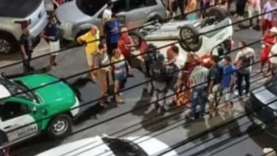 Motorista perde o controle e capota carro no bairro Educandos; Veja Vídeo