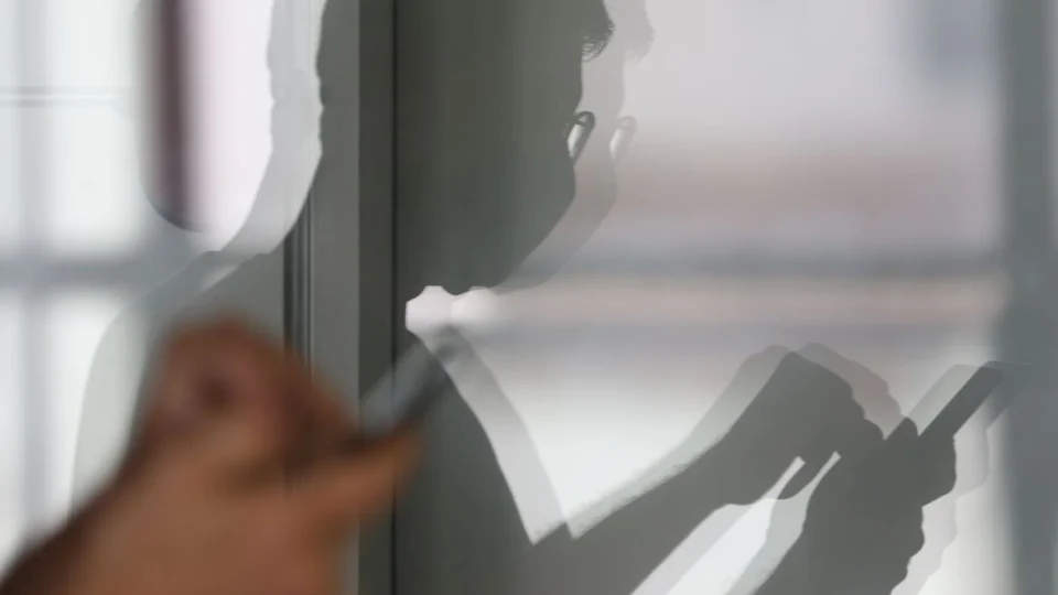 Homem é preso por extorsão e exploração sexual de adolescente