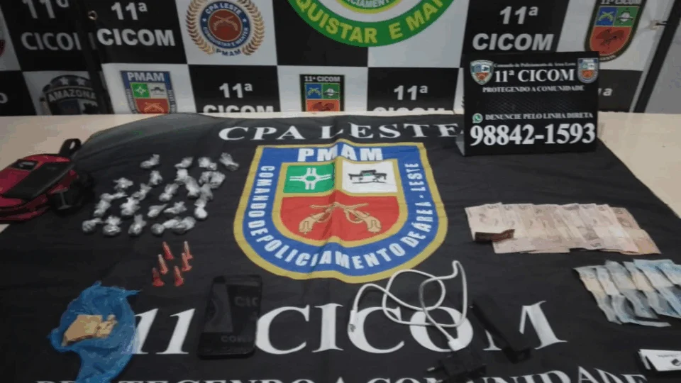 Homem é flagrado pela polícia traficando drogas após denúncia anônima, em Manaus