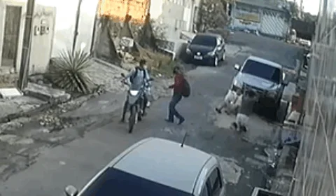 Vídeos mostram dupla em moto assaltando moradores do bairro Cidade Nova
