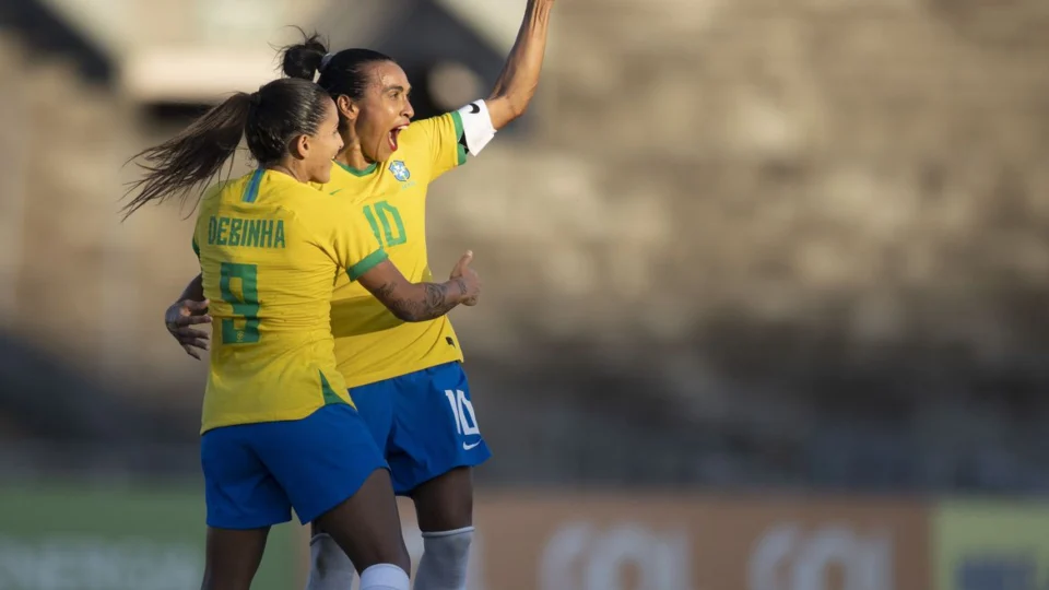 Com golaço de Marta e brilho de novata, Brasil bate Argentina no estádio Almeidão em João Pessoa