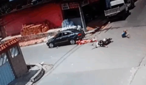 Vídeo flagra momento de acidente entre carro e moto; Mulher foi arremessada com o impacto