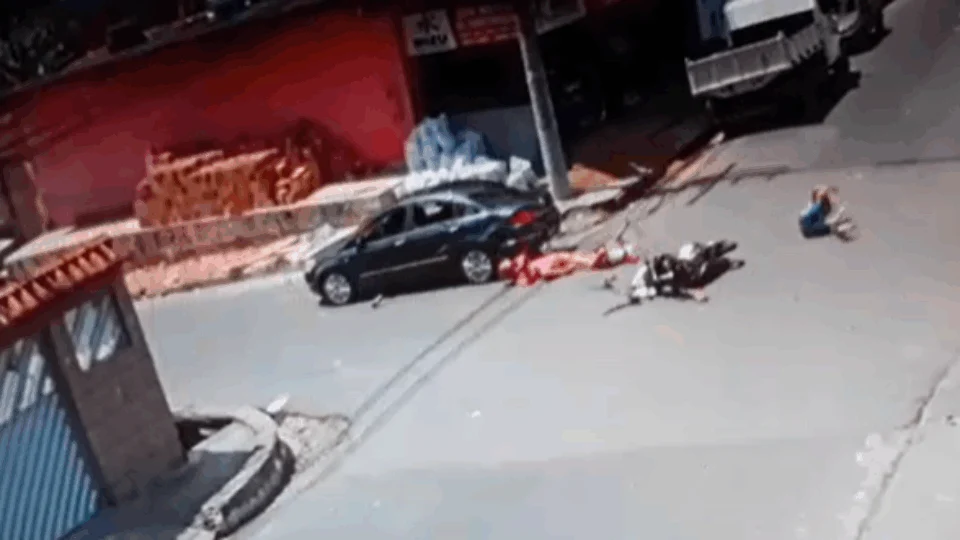 Vídeo flagra momento de acidente entre carro e moto; Mulher foi arremessada com o impacto