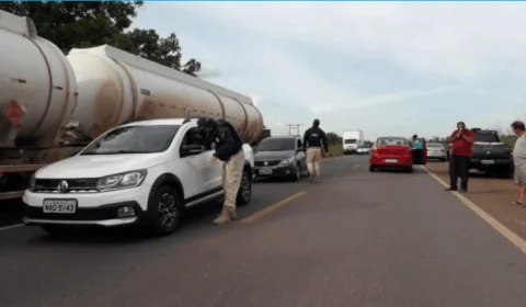 BR-174, que liga Manaus a Boa Vista, está interditada por caminhoneiros – VEJA VÍDEO