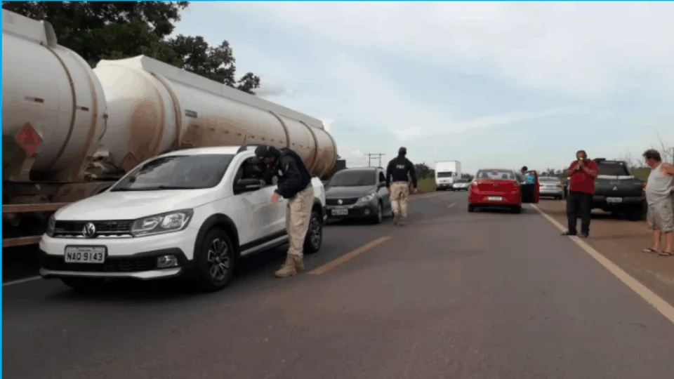 BR-174, que liga Manaus a Boa Vista, está interditada por caminhoneiros – VEJA VÍDEO