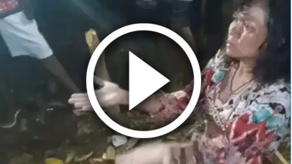 VEJA VÍDEO – Mulher é castigada com pauladas após roubar em área dominada por facção criminosa