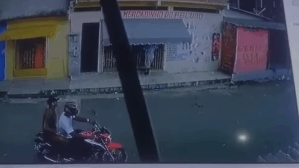 Vídeo mostra momento que homem é atingido por bala perdida durante suposto assalto no Jorge Teixeira