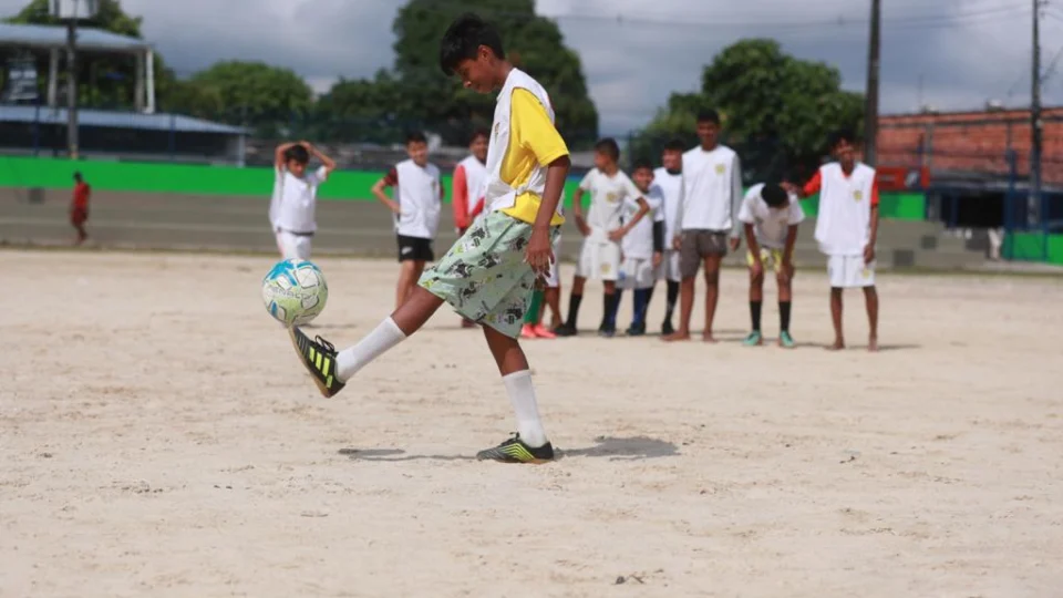Novo Campo do Teixeirão incentiva o esporte e resgata sonhos após receber reforma